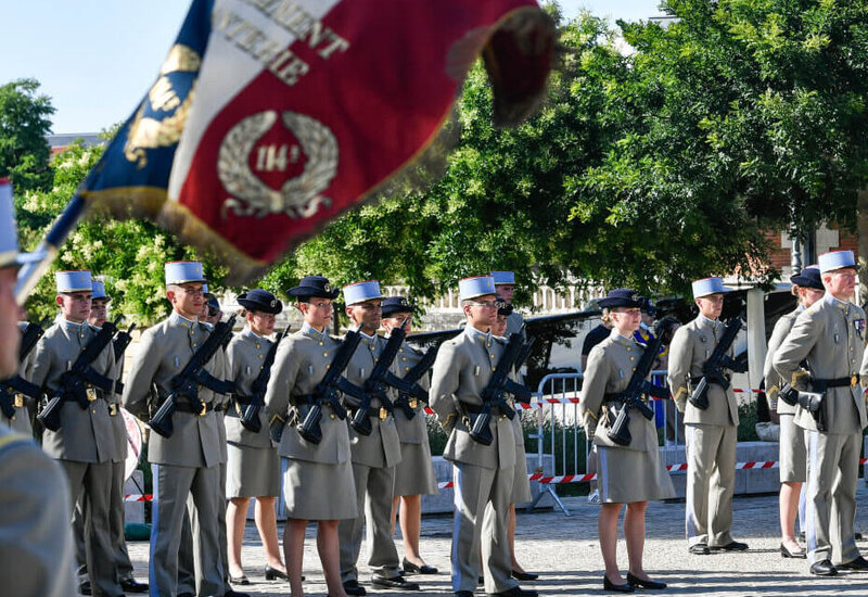 Défilé militaire place du Donjon