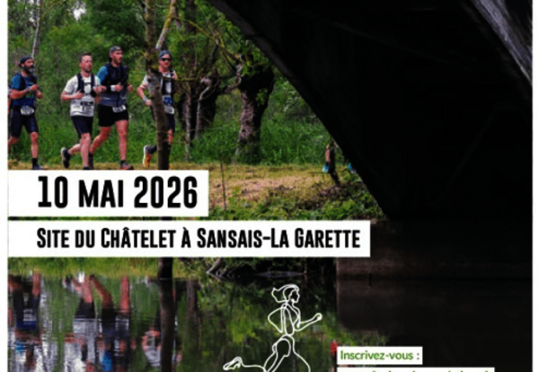 Coureurs en trail longeant un canal boisé du Marais Poitevin, affiche incluant un appel à inscription