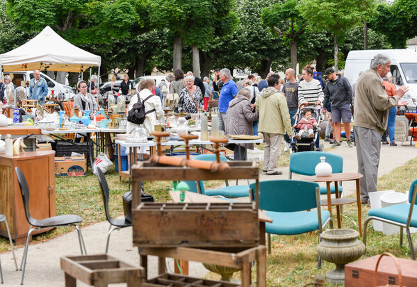 Brocante sur le champs de Foire à Mauzé-sur-le-Mignon