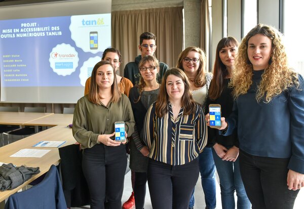 Les étudiantes et leurs partenaires présentent leur appli Tanlib