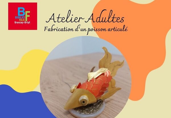 Poisson articulé fabriqué en papier aux tons dorés et orangés, posé sur une surface en bois, exemple du résultat de l'atelier