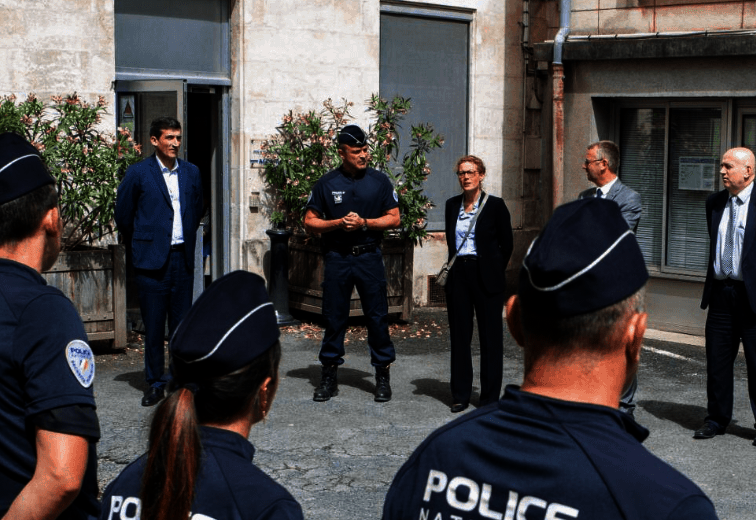 Visite du maire de Niort aux agents des services publics de sécurité