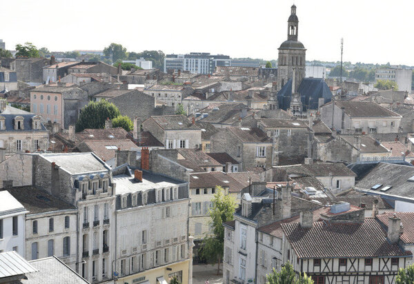 Panorama des toits de pierre du centre historique de Niort depuis le Donjon, un clocher se dressant au fond