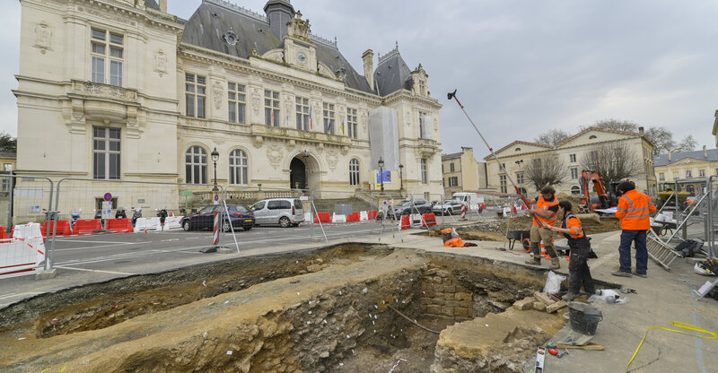 Fouilles archeologiques sur le parvis de la Mairie de Niort
