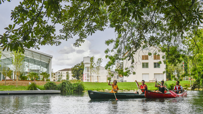 Canoës sur la Sèvre devant Port Boinot
