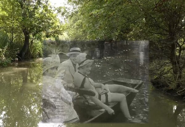 Montage mêlant un paysage verdoyant de marais et une archive photographique en noir et blanc de deux personnes en barque