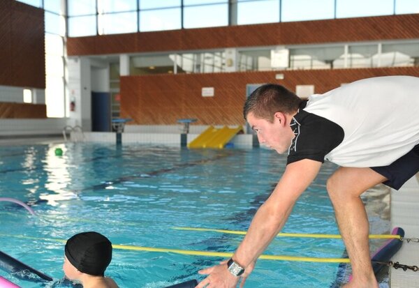 Cours de natation au centre aquatique des Fraignes a Chauray