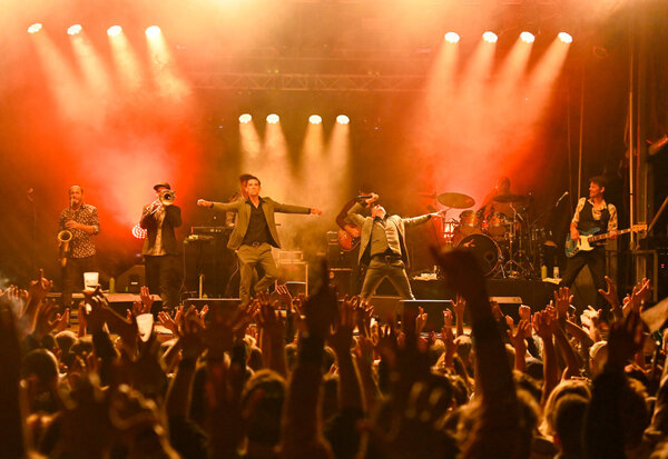Festival En Terres Brulees Hop Hop Hop Crew Take OFF et Babylon Circus
