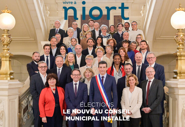 Couverture du magazine : le nouveau conseil municipal de Niort posant dans l'escalier de la mairie, le maire portant l'écharpe tricolore
