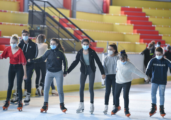 Reprise des activites ouvertes au public a la patinoire de Niort