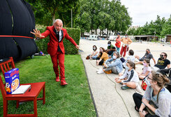 Le VRAC est la Valorisation des residus d?artiste en confinement. Manifestation culturelle et regroupement des artistes de rue qui ont proposes aux Niortais une partie de leurs spectacles
