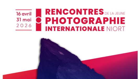 Affiche officielle de l'événement, avec un sommet montagneux traité artistiquement en teintes bleues, violettes et roses