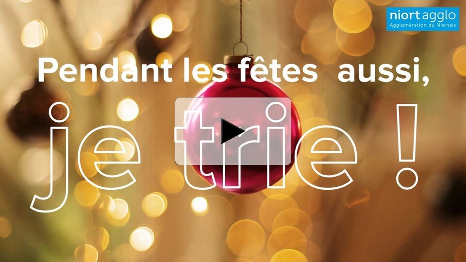 Niort Agglo – Campagne tri des déchets : « Pendant les fêtes aussi, je trie ! » avec une boule de Noël rouge suspendue