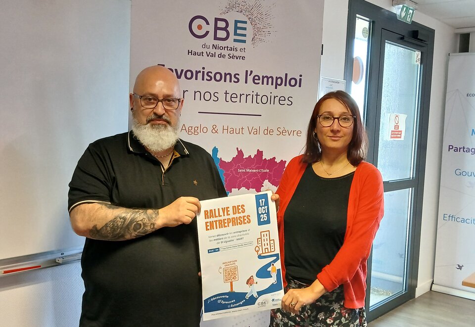 Deux représentants du CBE présentent l'affiche du Rallye des Entreprises prévu le 17 octobre 2025