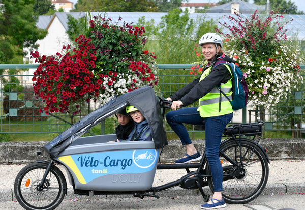 Velo cargo en circulation dans la ville Noemie Wemaere loueuse d?un mois.
