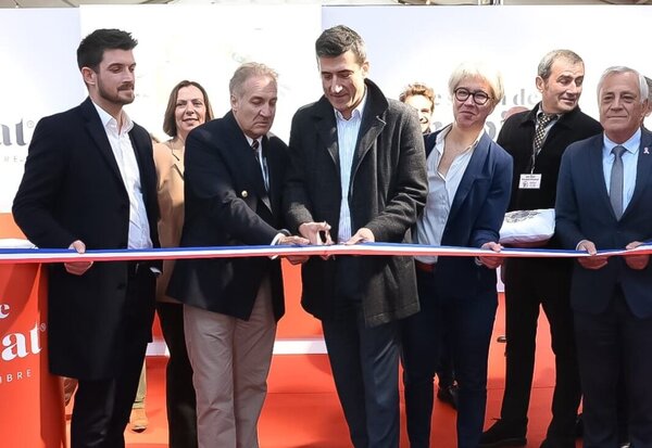 Jérôme Baloge coupe le ruban tricolore lors de l'inauguration, entouré d'élus et de représentants