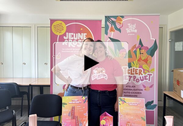 Deux représentantes des associations Jeune & Rose et Télé Téton posent devant leurs supports de prévention.