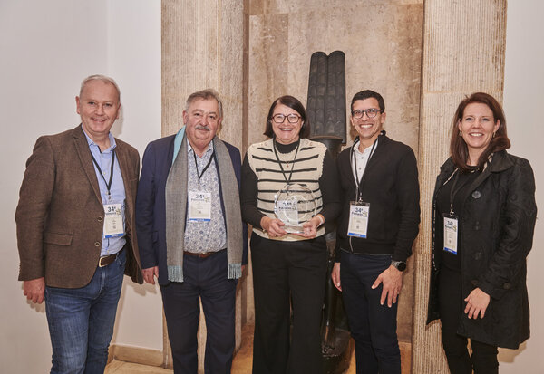 Cinq représentants de Niort Agglo réunis lors de la remise du prix, la personne centrale tenant le trophée en verre