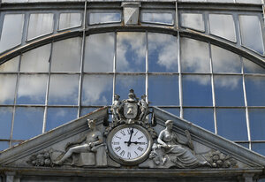 point presse installation des horloges des halles
