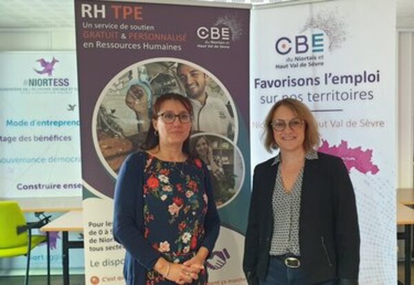 Deux membres du CBE du Niortais et Haut Val de Sèvre devant les bannières « RH TPE » et CBE
