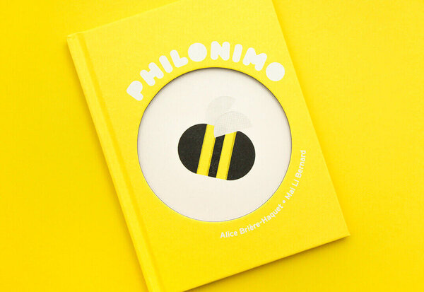 Couverture jaune d'un album Philonimo avec une abeille en médaillon, par Alice Brière-Haquet et Mai Li Bernard