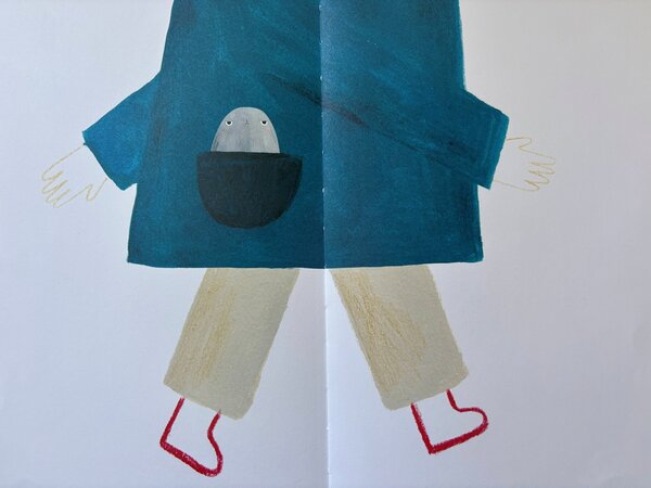 Personnage stylisé en manteau bleu canard, un caillou aux petits yeux niché dans sa poche, chaussures rouges esquissées