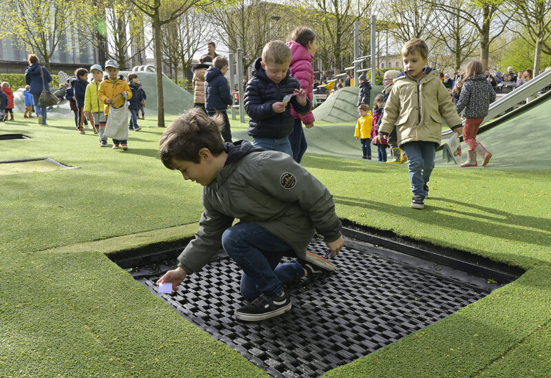 Chasse aux œufs dans les jardins de la place de la Brèche