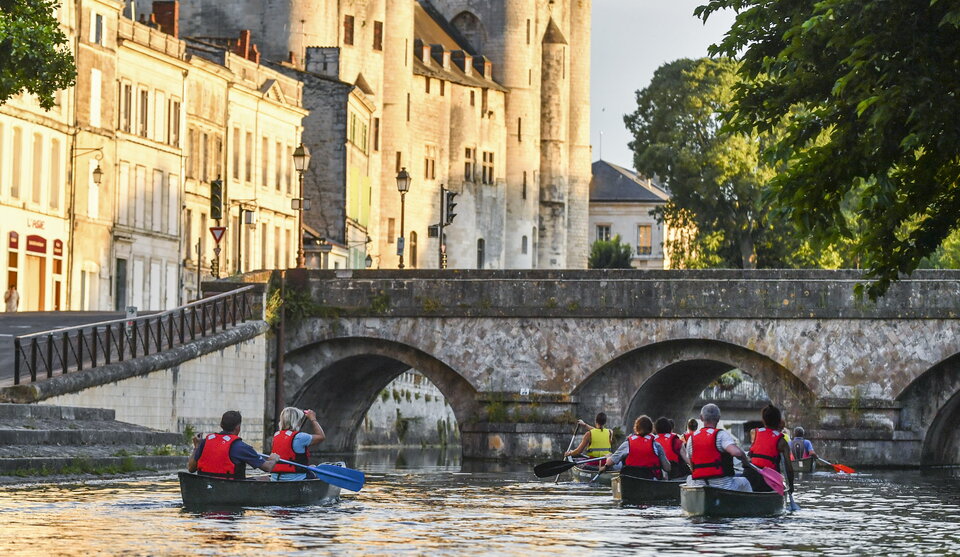 Visite nocturne en canoe au fil de la Sevre Niortaise organisee par l?Office de tpourisme de Niort et anime par Stephanie Teziere de l?entreprise Atemporelle specialisee dans la mise en valeur du patrimoine