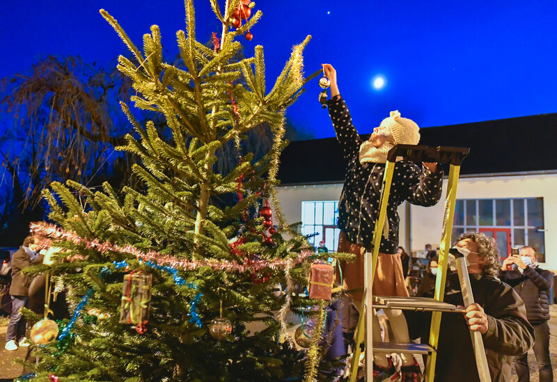 Decoration du sapin avec l?association de parents d?eleves le Comite d?animation pexinois et le conseil de quartier.