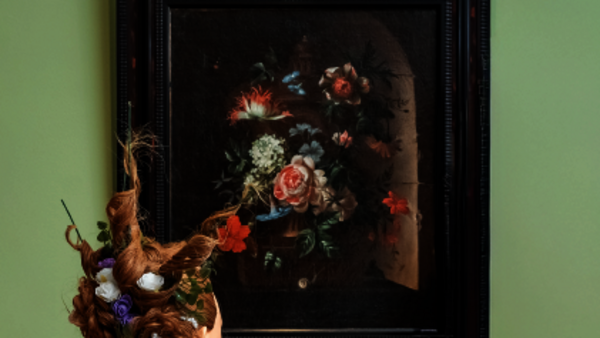Affiche « Les collections revisitées, un parcours décoiffant » : coiffure artistique fleurie devant une peinture classique