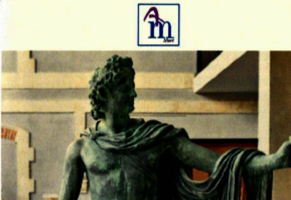 Statue en bronze de style gréco-romain dans un espace muséal, avec le logo de l'association organisatrice en surimpression