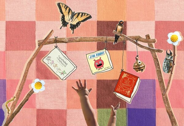 Mains de bébé tendues vers des albums jeunesse suspendus à une arche de branches, dans une composition colorée et ludique
