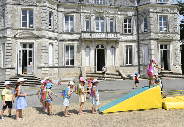Enfants en activité ludique en plein air devant le centre de loisirs Chantemerle, avec des modules de motricité
