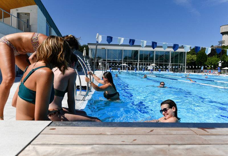 Piscine du Pre Leroy les niortais profitent du beau temps. CNC en entrainement.