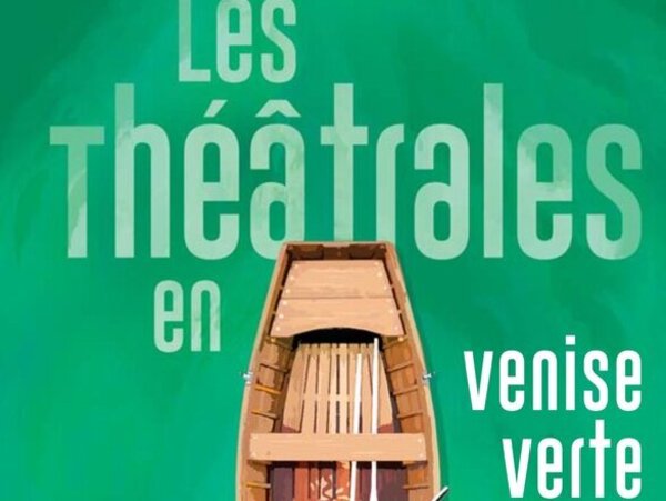 Affiche présentée par le Théâtre au Marais : barque en bois avec chapeau à plumes colorées posé à l'intérieur, sur fond d'eau verte