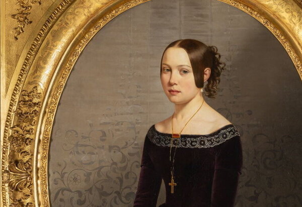 Peinture dans un cadre ovale doré : jeune femme en robe de velours sombre portant un crucifix en or au bout d'une chaîne