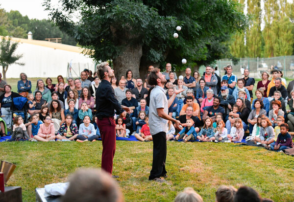 Spectacle Akokiya de la CIE Scratch dans le Parc de la salle polyvalente d?Epannes
