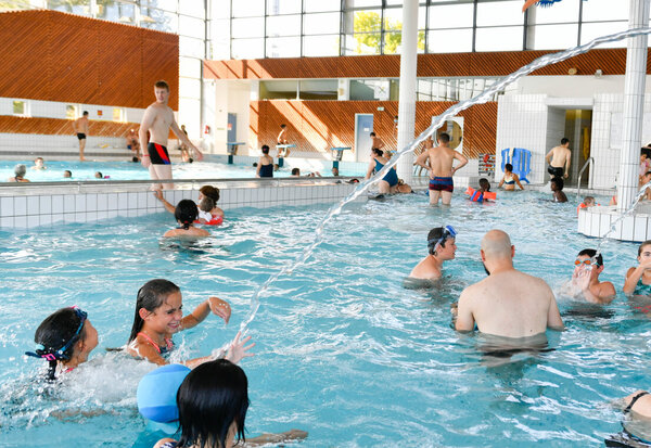 Des baigneurs a la piscine de Chauray