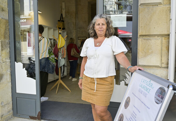 Artisane devant l'entrée de la boutique éphémère « L'Atelier de Laurence – création textile » aux halles de Niort