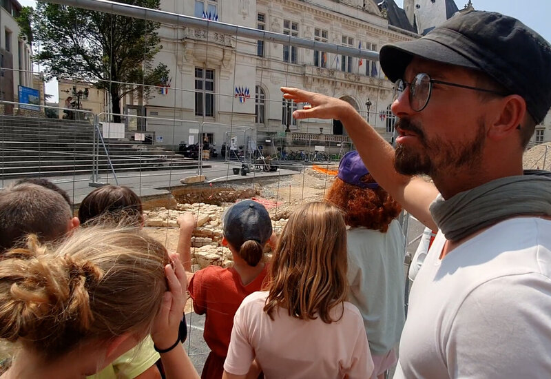 L'archéologue Cédric Gérardin avec le Conseil Municipal des Enfants