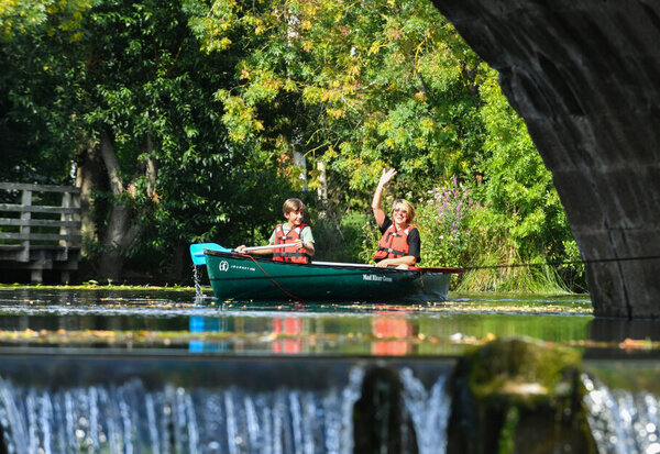 Paysages de la Sevre Niortaise cabanes de peche touristes en canoe Niort plage