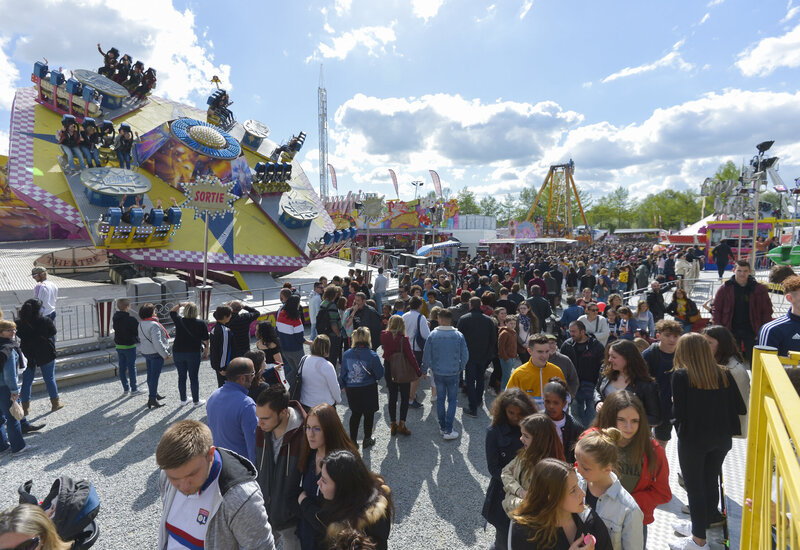Foire de Niort Fête foraine monde dans les allées