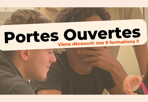 Trois étudiants en travail collaboratif devant un ordinateur, avec la mention de 9 formations en alternance disponibles