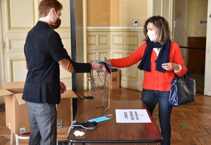 Distribution de masques a l'hotel de ville de Niort