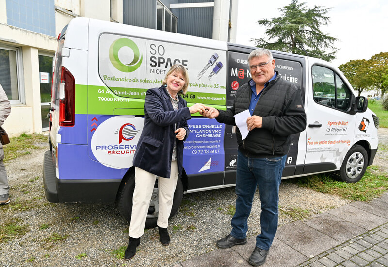 Remise des clefs d?un vehicule de transport en commun a la maison des associations
