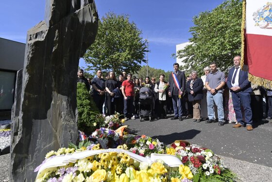 Jérôme Baloge, maire de Niort, et des participants rassemblés en recueillement devant le monument commémoratif orné de gerbes de fleurs