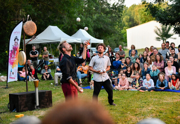 Spectacle Akokiya de la CIE Scratch dans le Parc de la salle polyvalente d?Epannes