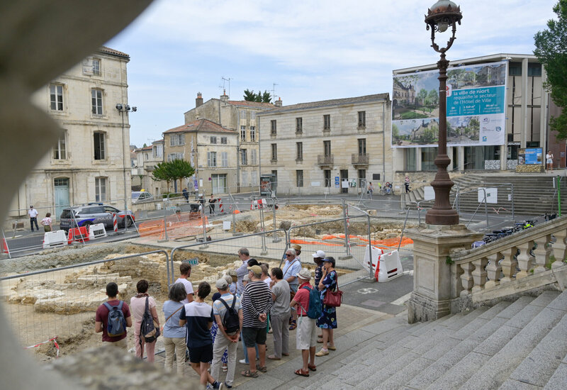 Visite du publics des fouilles archeologiqaues de la place Martin Bastard