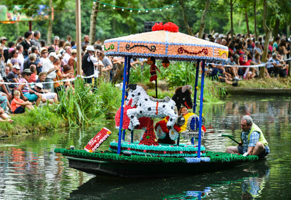 Bateaux Fleuris a St Maxire