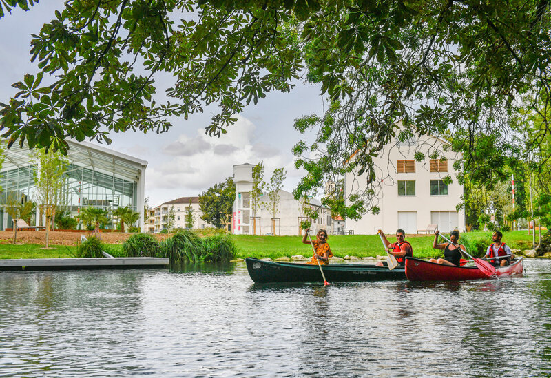 Canoes sur la Sevres devant Port Boinot